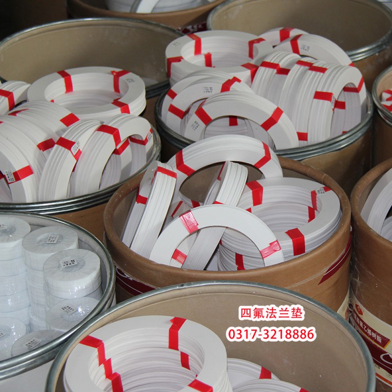 特氟龙是聚四氟乙烯（Polytetrafluoroethylene）的别称，英文缩写为PTFE，（俗称“塑料王，哈拉”），化学式为-(CF2-CF2)n- 。商标名Teflon®，在中国，由于发音的缘故，“Teflon”这一商标又被称之为“特氟龙”、“铁氟龙”、“铁富龙”、“特富龙”、“特氟隆”等等，皆为“Teflon”的音译。